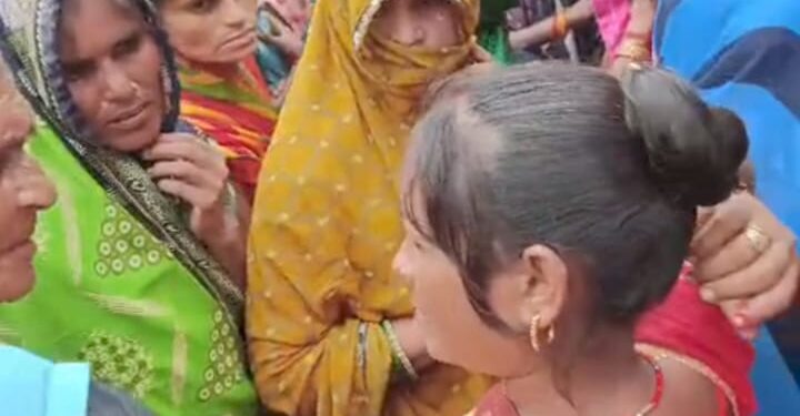 सोते समय महिला को जहरीले कीड़े ने काटा , उपचार के दौरान मौत