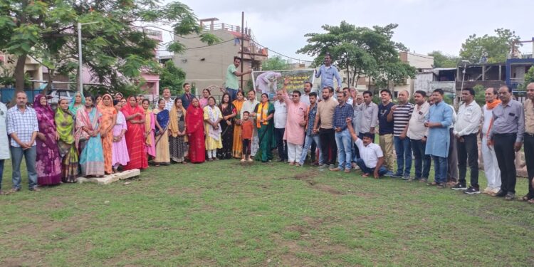 जनप्रतिनिधियों,अधिकारियों एवं आम नागरिकों ने किया एक पेड मां के नाम अभियान के तहत पौधारोपण