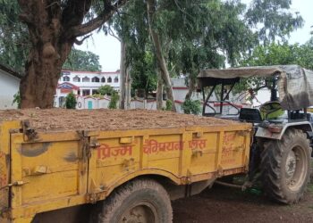 रेत का अवैध परिवहन करते बगैर नम्बर की ट्रैक्टर ट्रॉली जब्त  नायब तहसीलदार ने उमरियापान में किया कार्रवाई, ढीमरखेड़ा उमरियापान क्षेत्र में अवैध रूप से हो रहा रेत का कारोबार