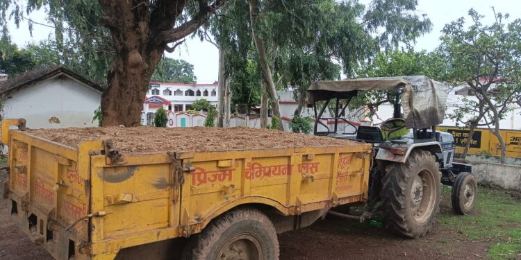 रेत का अवैध परिवहन करते बगैर नम्बर की ट्रैक्टर ट्रॉली जब्त  नायब तहसीलदार ने उमरियापान में किया कार्रवाई, ढीमरखेड़ा उमरियापान क्षेत्र में अवैध रूप से हो रहा रेत का कारोबार