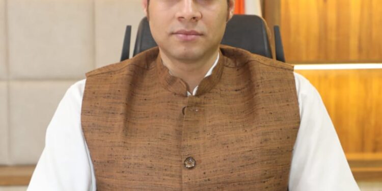 *कलेक्टर ने एक पेड़ मां के नाम अभियान के तहत पौधा रोपण करने वालों से किया आग्रह*   *वायुदूत अंकुर एप पोर्टल पर पौधे के साथ फोटो करें अपलोड*
