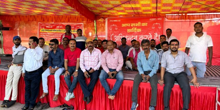 आयुक्त निर्वाणी कर्मचारियों ने मुख्य द्वार में दिया धरना स्थानीय समस्याओं को प्रमुखता से उठाया, जमकर हुई नारेबाजी