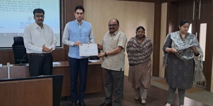 *कलेक्टर अवि प्रसाद द्वारा जलगंगा संवर्धन अभियान में उत्कृष्ट कार्य हेतु निगमायुक्त विनोद कुमार शुक्ल सहित अन्य अधिकारी कर्मचारियों को किया गया सम्मानित*