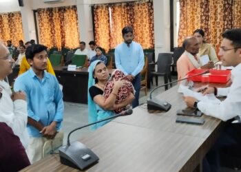 *स्कूलों का नियमित निरीक्षण करें, अधिकारी कर्मचारी समय पर कार्यालय आयें कलेक्टर ने दिए निर्देश*