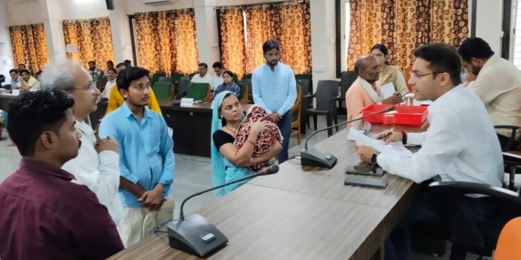 *स्कूलों का नियमित निरीक्षण करें, अधिकारी कर्मचारी समय पर कार्यालय आयें कलेक्टर ने दिए निर्देश*