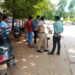 लापरवाह माँ बच्चे को बैठाकर चलती गाड़ी मे कर रही फोन पर बात देखिऐ  VIDEO