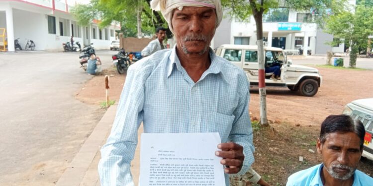 क्रयशुदा जमीन को बिना जानकारी के किया गया विक्रय, अपने हक की जमीन पाने के लिए कटनी कलेक्टर कार्यालय मे की शिकायत