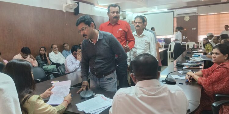 कलेक्टर से लगाई गई गुहार,हरदा बाईपास रोड के 15 से 18 कालोनियों के रहवासियों को स्ट्रीट लाइट की नहीं मिल रही सुविधा,ख़राब सड़क पर रात अंधेरे पशुओं के झुंड से भी निरंतर हो रही है दुर्घटनाएं,रहवासियों में दहशत,कलेक्टर ने नपा सीएमओ को किया अधिकृत..