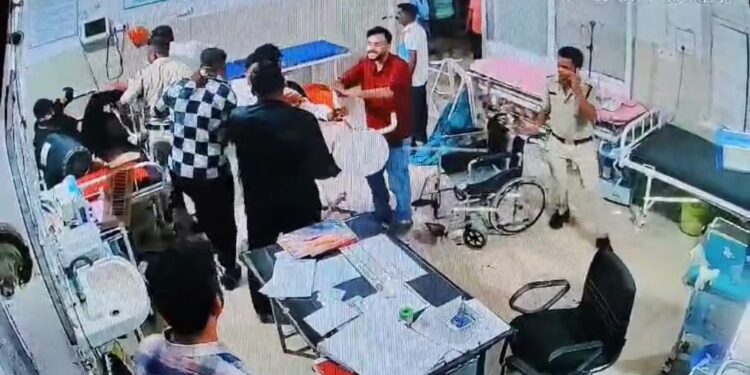 जिला अस्पताल के इमरजेंसी कक्ष में देर रात गुंडागर्दी मारपीट से मची दहशत,वीडियो वायरल.!पुराने विवाद पर सिग्नेचर रिसोर्ट के बाहर हुए झगड़े में चले चाकू,मामला रसूखदारों से जुड़ा हुआ..?