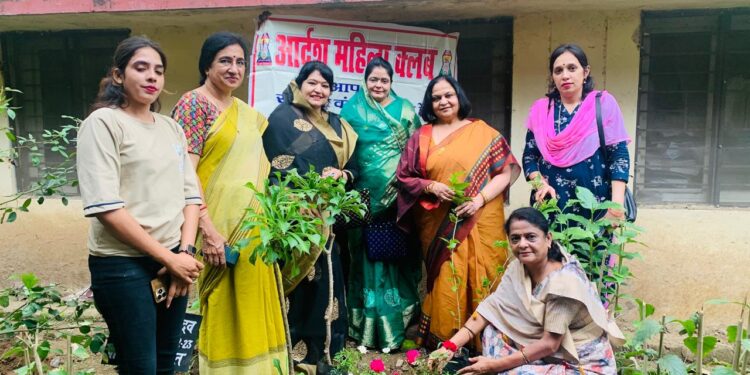 शा. गृह विज्ञान स्नातकोत्तर अग्रणी महाविद्यालय की प्राचार्य डॉ. कामिनी जैन के नेतृत्व में एक पेड़ मां के नाम अभियान के अंतर्गत किए गए पौधरोपण