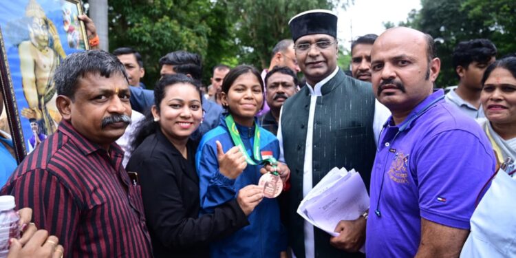 खेल मंत्री विश्वास सारंग ने चारु को दी बधाइयां