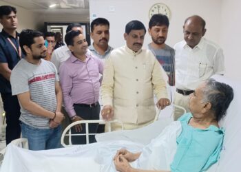 ब्राह्मण समाज अध्यक्ष रामगोपाल तिवारी को देखने पहुंचे मुख्यमंत्री