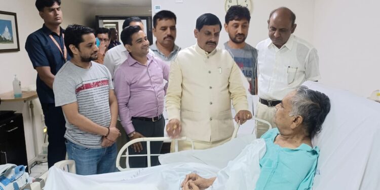 ब्राह्मण समाज अध्यक्ष रामगोपाल तिवारी को देखने पहुंचे मुख्यमंत्री