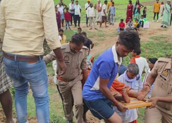 *मैजिक पलटने से 2 दर्जन लोग गंभीर रूप से घायल,* *बाबा जागेश्वर नाथ जा रहे थे शादी समारोह में*   लड़की के पिता खुद चला रहा था गाड़ी