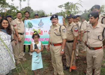 एक पेड़ माँ के नाम  पुलिस अधीक्षक कार्यालय परिसर में वृहद पौधारोपण