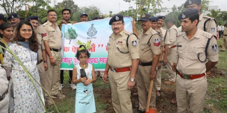 एक पेड़ माँ के नाम पुलिस अधीक्षक कार्यालय परिसर में वृहद पौधारोपण