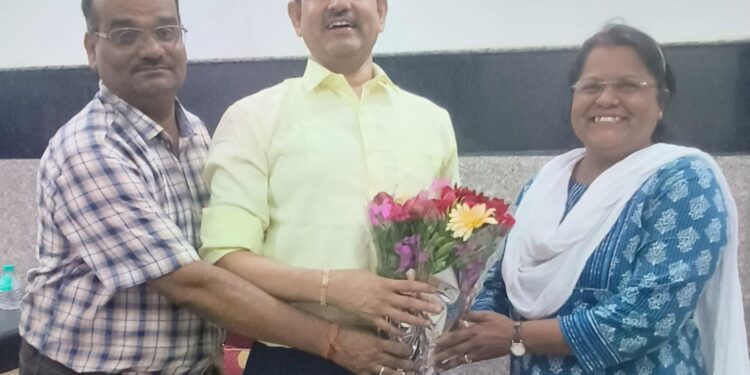 शहर के प्रसिद्ध शल्य चिकित्सक डॉ अतुल सेठा का सादगी से मनाया जन्मदिन,सेठा कैंसर हॉस्पिटल सहित सरस्वती शिशु मंदिर स्कूल में पौधरोपण कर दिया पर्यावरण संरक्षण का संदेश
