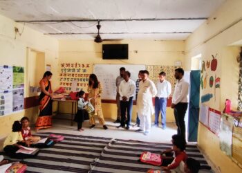 कलेक्टर सुश्री त्रजु बाफना ने शासकीय एकीकृत कन्या माध्यमिक विद्यालय अरनियाकला में औचक निरीक्षण…।