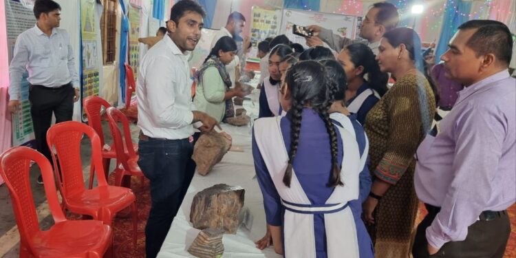 भारतीय भूवैज्ञानिक सर्वेक्षण के द्वारा “आजादी का अमृत महोत्सव” के उपलक्ष्य में भू-विरासत स्थल भेड़ाघाट में प्रदर्शिनी का आयोजन