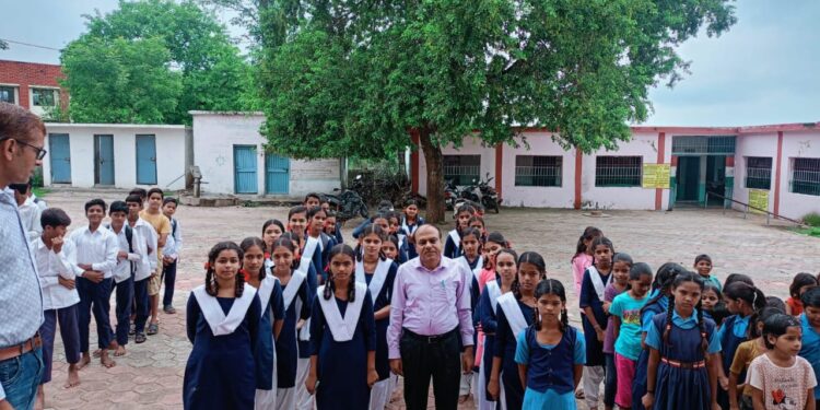 जिला शिक्षा अधिकारी ने किया निमसाड़िया हायर सेकेण्डरी स्कूल का किया निरीक्षण,समय पर अनुपस्थित रहने पर प्रभारी प्राचार्य का एक दिन का वेतन रोकने के निर्देश