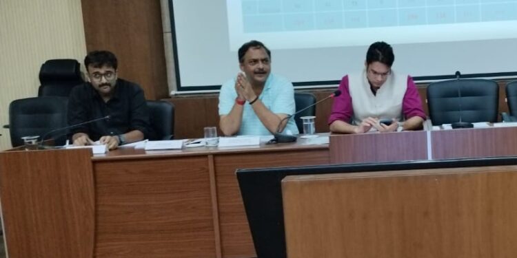 *जल जीवन मिशन की पूर्ण योजनाओं के पंचायतों को हस्तांतरण प्रक्रिया में शासन के निर्देशों का हो पालन*     *कलेक्टर ने विधायकों और जनप्रतिनिधियों से प्राप्त सुझावों पर विशेष ध्यान देने की दी हिदायत*