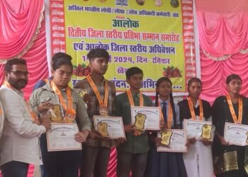 *लोधी भवन लाराबन खैरागढ़ में अखिल भारतीय लोधी अधिकारी कर्मचारी संघ (आलोक) द्वारा जिला स्तरीय प्रतिभा सम्मान समारोह में सम्मिलित हुए (विष्णु लोधी)*