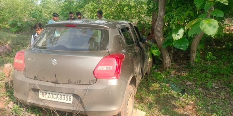 कटनी से दमोह की और जा रहे कार चालक को लगी झपकी पेड़ जा टकराई कार, 3 लोग हुए घायल