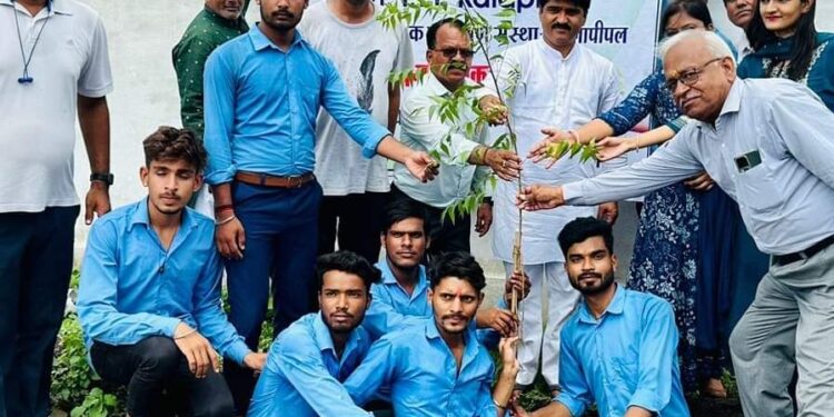 एक पेड़ मां के नाम अभियान के तहत विधायक घनश्याम चंद्रवंशी द्वारा शासकीय औद्योगिक प्रशिक्षण संस्था में 101 पौधें रोपे…।