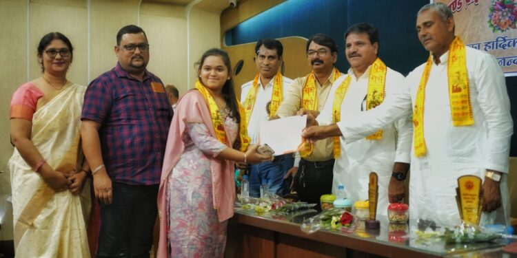 *अखंड ब्राम्हण समाज ने प्रतिभावान संस्कृति का किया सम्मान*