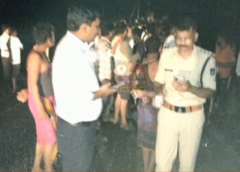 मोटरसाइकिल सवार नाले में बहे एक की जान बची वहीं एक की तलाश जुटा प्रशासन अमला