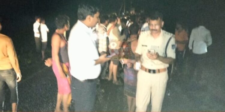 मोटरसाइकिल सवार नाले में बहे एक की जान बची वहीं एक की तलाश जुटा प्रशासन अमला