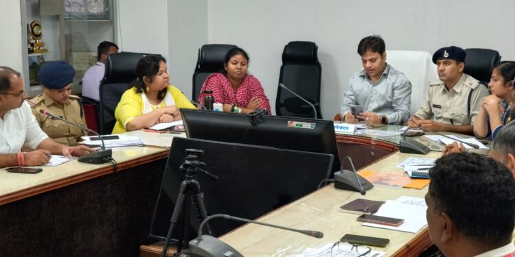 अभिजीत कुमार रंजन पुलिस अधीक्षक कटनी द्वारा “जिला बाल कल्याण संरक्षण समिति एवं वन स्टाफ सेंटर समन्वय समिति” की बैठक ली गई, जिसमें मुख्य बैठक एजेंडा “स्पा सेंटर संचालन से संबंधित प्राप्त हो रही शिकायतों” के संबंध में रहा है।*