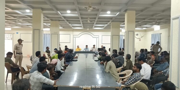 शहर की यातायात व्यवस्था को पटरी पर लाने प्रशासन ने आटो रिक्शा चालकों की बैठक कर दिए दिशा निर्देश