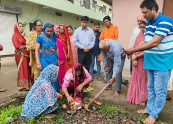 वार्ड क्रमांक 5 कर्मचारी कॉलोनी मैं सीमेंट कांक्रीट रोड का भूमि पूजन….!