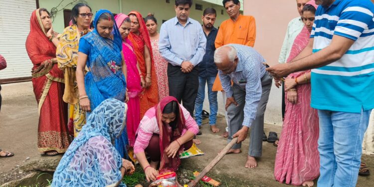 वार्ड क्रमांक 5 कर्मचारी कॉलोनी मैं सीमेंट कांक्रीट रोड का भूमि पूजन….!