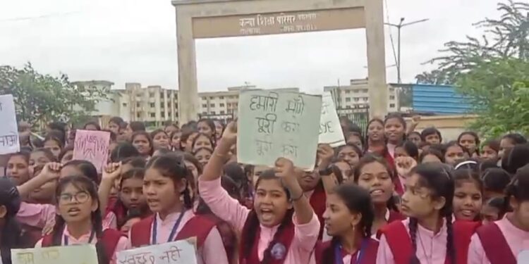पीड़ित प्रताड़ित छात्राओं का गुस्सा फूटा,कन्या परिसर से बाहर आकर सड़क पर भारी बारिश के बीच दिया धरना,मचा हड़कंप,विभाग पर उठे सवाल…! वीडियो
