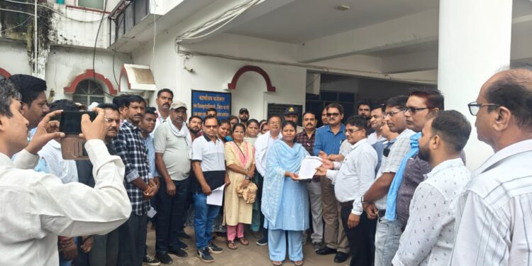 *म0 प्र0 पटवारी संघ जिला कटनी ने माननीय मुख्यमंत्री महोदय के नाम अपर कलेक्टर जिला कटनी को राजस्व महाभियान में आ रही व्यवहारिक कठिनाइयों एवं e डायरी लागू करने के विरोध में ज्ञापन सौंपा।*