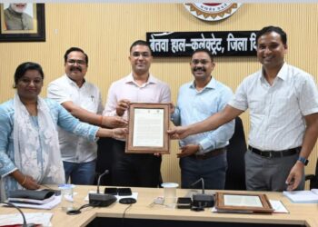 मुख्य निर्वाचन आयुक्त ने कलेक्टर बुद्धेश कुमार बैध और पुलिस अधीक्षक दीपक शुक्ला को प्रमाण पत्र प्रेषित कर सम्मानित किया