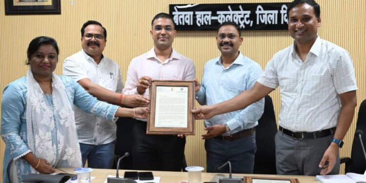 मुख्य निर्वाचन आयुक्त ने कलेक्टर बुद्धेश कुमार बैध और पुलिस अधीक्षक दीपक शुक्ला को प्रमाण पत्र प्रेषित कर सम्मानित किया