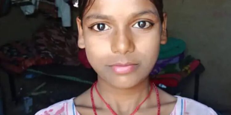 झाड़ू लगाते समय बिजली का तार टूट कर गिरा , करंट से किशोरी की मौत