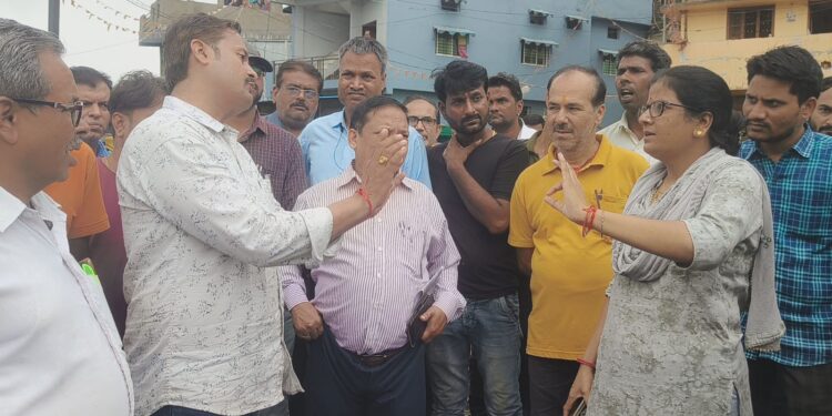 नर्मदापुरम नगर में जल भराव से व्यापारियों को हुआ हजारों का नुकसान,नपा को लेकर भारी आक्रोश,आक्रोशित व्यापारियों ने नगर पालिका से समस्या सुधार सहित नुकसान भरपाई की उठाई मांग..! वीडियो