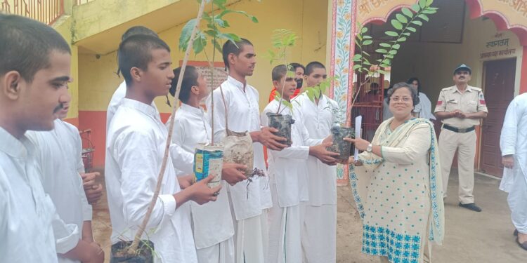 आर्ष गुरूकुल महाविद्यालय में हुआ विधिक साक्षरता शिविर एवं पौधा वितरण कार्यकम,समाज को स्वस्थ बनाये रखने के लिए कानून व्यवस्था आवश्यक :अध्यक्ष/प्रधान जिला एवं सेशन न्यायाधीश