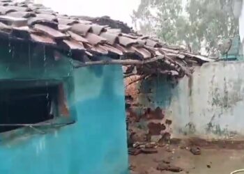 बारिश के चलते गांव में दीवार गिरने से वर्षा सिंह पति धन्नू सिंह (45)नीचे दब गई