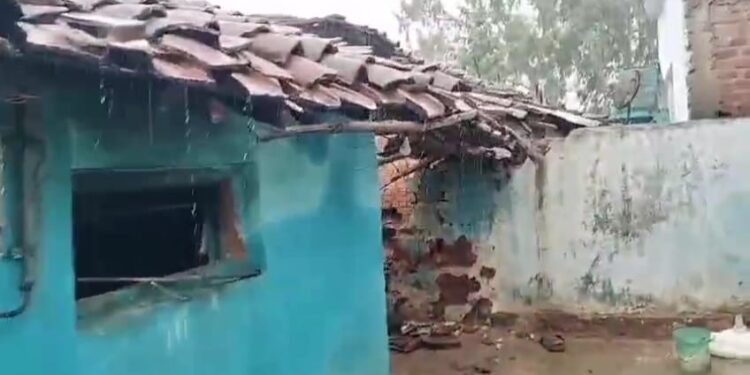 बारिश के चलते गांव में दीवार गिरने से वर्षा सिंह पति धन्नू सिंह (45)नीचे दब गई