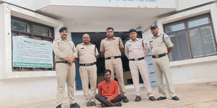 **लंबे अरसे से फरार आरोपी अर्जुन वंशकार गिरफ्तार: चोरी और मारपीट के चार मामलों में सफलता**