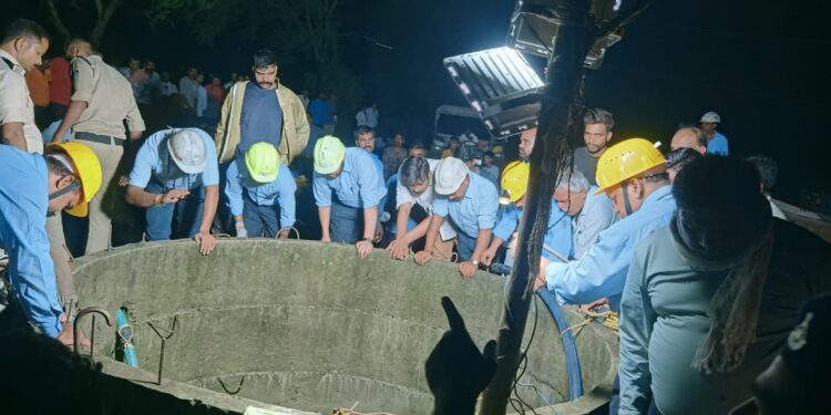 Katni के जुहली ग्राम में जहरीली गैस के रिसाव में फंसे चार ग्रामीणों के शव रात्रि लगभग 3 बजे उमरिया से पहुंची माइंस टीम ने काफी मशक्कत के बाद बाहर निकाले गए