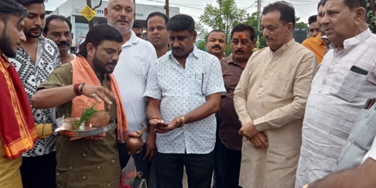 *पनागर विधानसभा क्षेत्र के* *आज नया वार्ड क्रमांक 73 में 1 करोड़ 48 लाख 83 हजार रूपये की लागत से निर्मित होने वाली एम-30 सीमेंट क्रांक्रीट सड़क के निर्माण कार्य का हुआ भूमिपूजन*