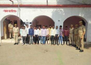 *कन्नौज पुलिस द्वारा आर0टी0ओ0 कार्यालय के बाहर ड्राइविंग लाइसेंस एवं ड्राइविंग लाइसेंस रिन्यूवल कराने के नाम पर अवैध वसूली करने वाले 14 लोगों को हिरासत में लिया गया*