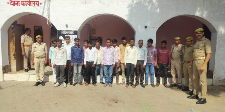 *कन्नौज पुलिस द्वारा आर0टी0ओ0 कार्यालय के बाहर ड्राइविंग लाइसेंस एवं ड्राइविंग लाइसेंस रिन्यूवल कराने के नाम पर अवैध वसूली करने वाले 14 लोगों को हिरासत में लिया गया*