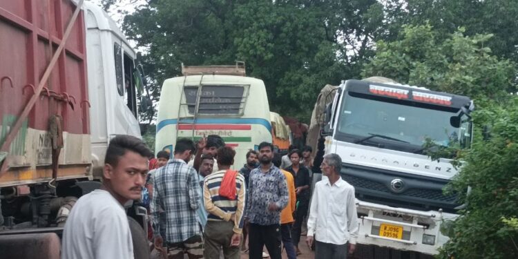 ट्रक खराब होने से उमरियापान-सिहोरा मार्ग बाधित